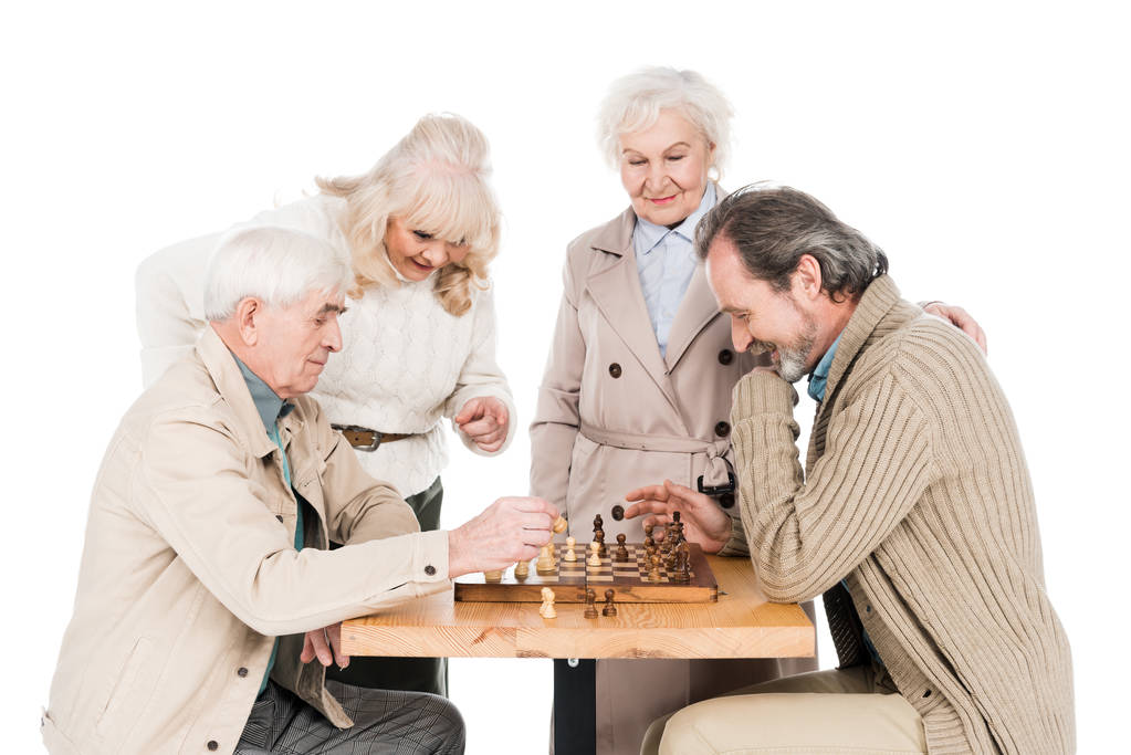  amigos retirados jugando ajedrez cerca de mujeres mayores aisladas en blanco
 - Foto, imagen