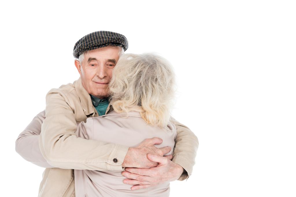vrolijk gepensioneerde man die vrouw op wit wordt geïsoleerd - Foto, afbeelding