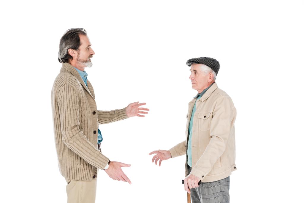 starší muž, mluvil s přítelem, který stojí s chůzi hůl izolované na bílém  - Fotografie, Obrázek