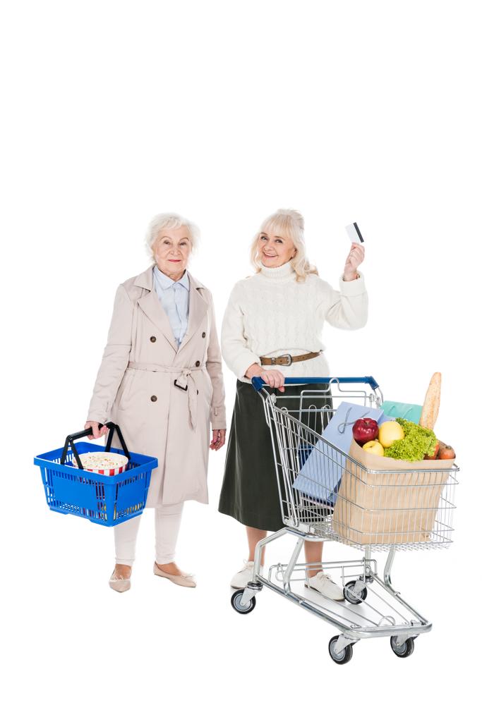 wesoły starszych kobiet, stojący z koszem i koszyk na białym tle - Zdjęcie, obraz