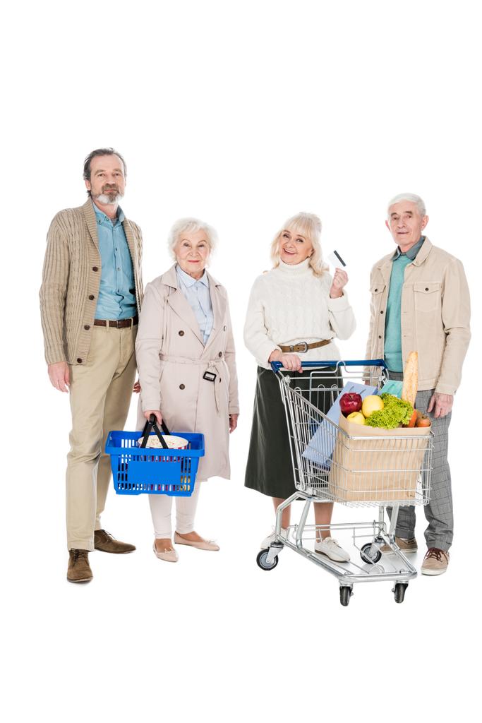 веселые друзья на пенсии, стоящие рядом с пожилой женщиной с кредитной картой, изолированной на белом
 - Фото, изображение