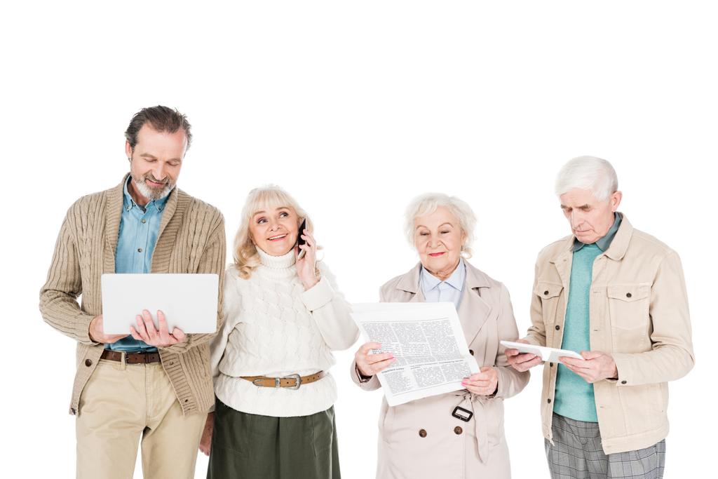 vanhukset seisoo vempaimia lähellä nainen sanomalehti eristetty valkoinen
 - Valokuva, kuva