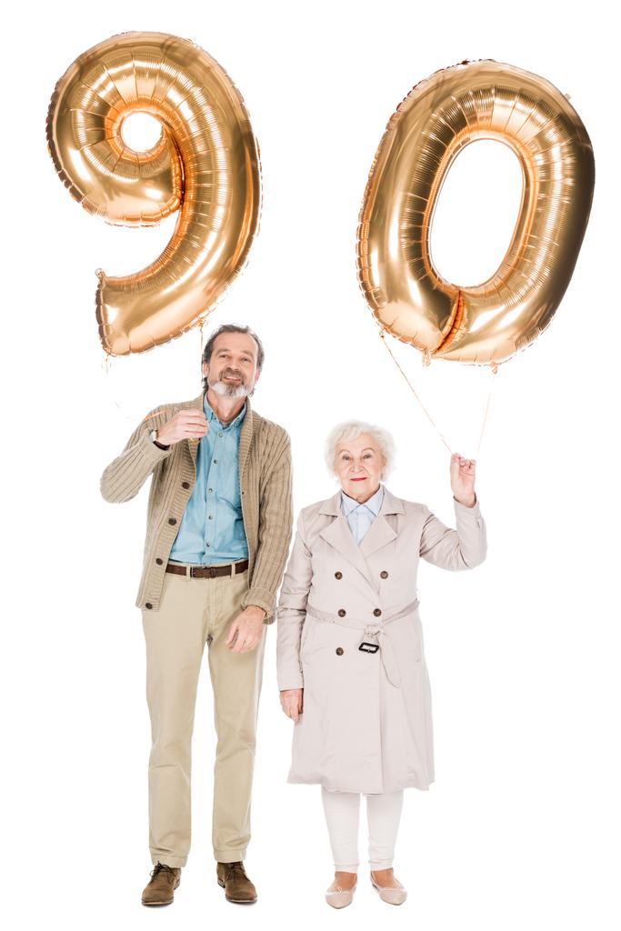 щаслива старша пара тримає 90 кульок ізольовані на білому
 - Фото, зображення