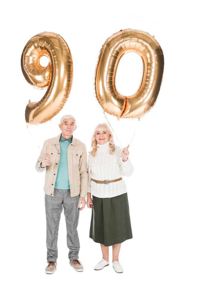 alegre pareja de ancianos sosteniendo 90 globos aislados en blanco
 - Foto, Imagen