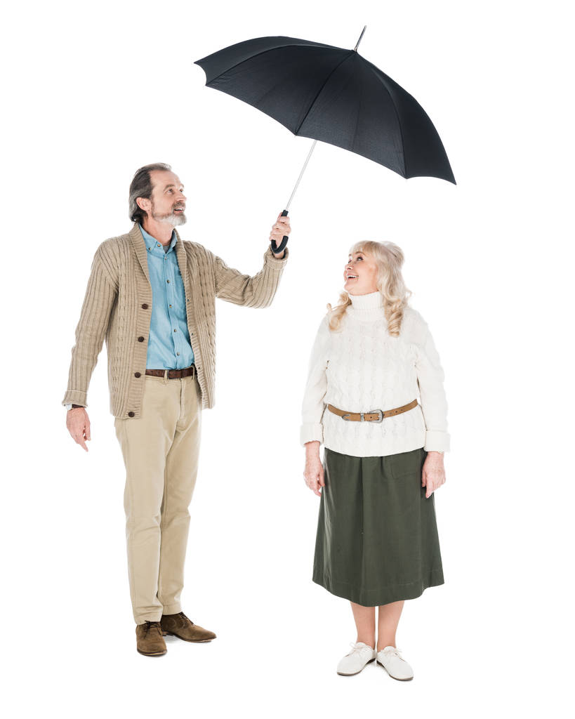 alegre casal de pé sob guarda-chuva isolado no branco
 - Foto, Imagem