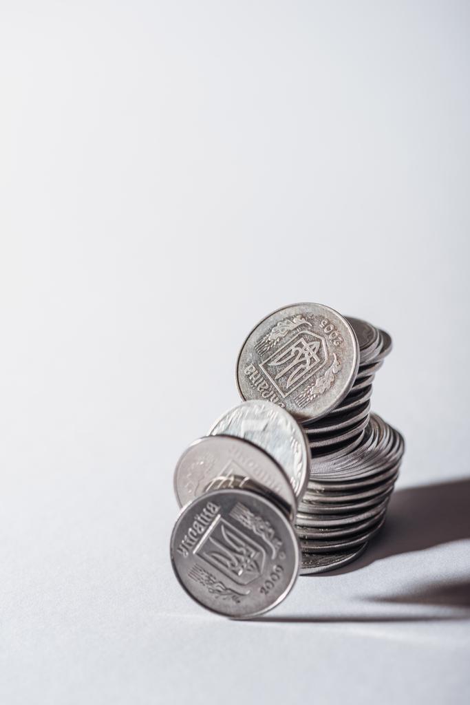 pila rovinata di monete ucraine d'argento su sfondo grigio
 - Foto, immagini