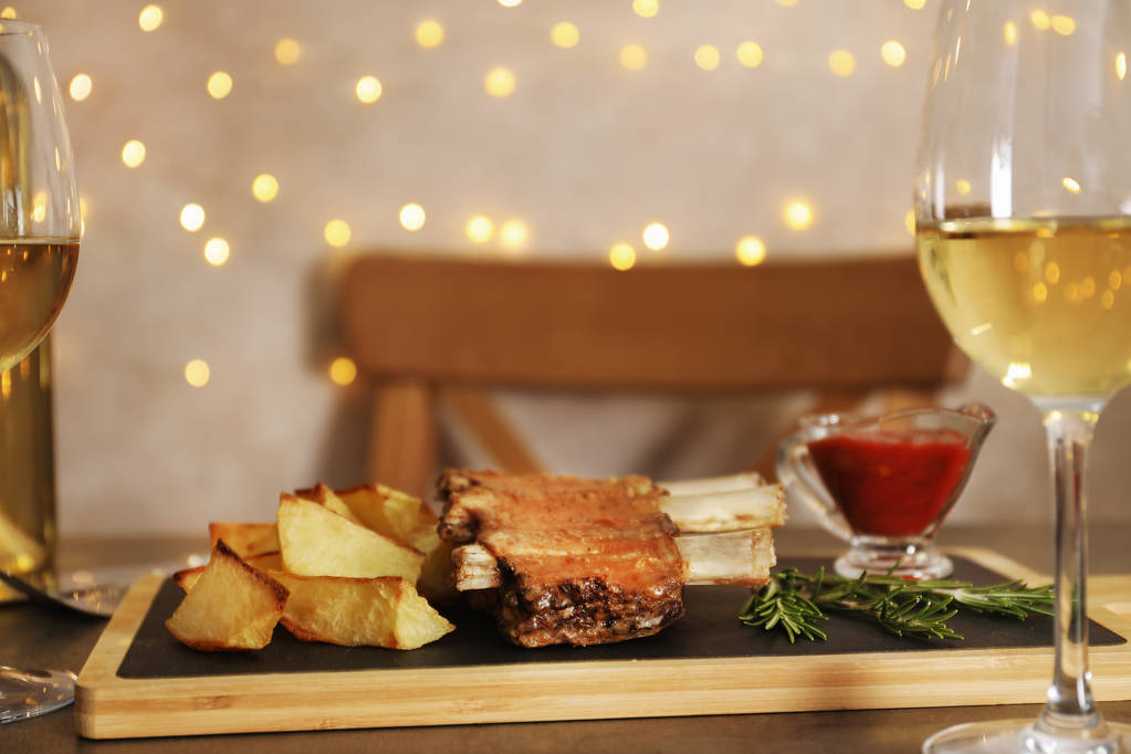 Smażone żeberka podawane z dekoracji, sos i wino na stole, miejsca na tekst. Smaczne mięso - Zdjęcie, obraz