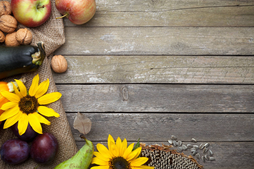 Sonbahar arka plan ile meyve ve ayçiçeği. Uzay kopyalayın. Üstten görünüm - Fotoğraf, Görsel