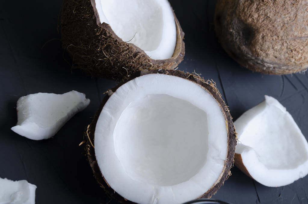 delikátní zákusek s krémem, moučkového cukru a bobule v kokosu - Fotografie, Obrázek