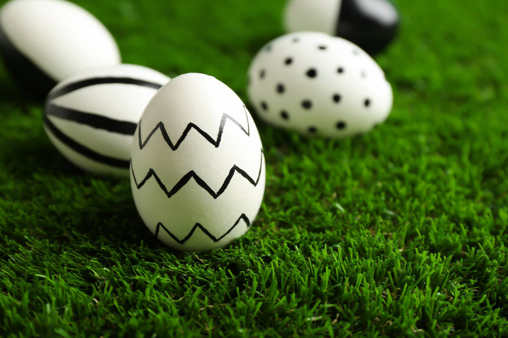 Huevos de Pascua pintados tradicionales en césped verde, espacio para texto
 - Foto, imagen