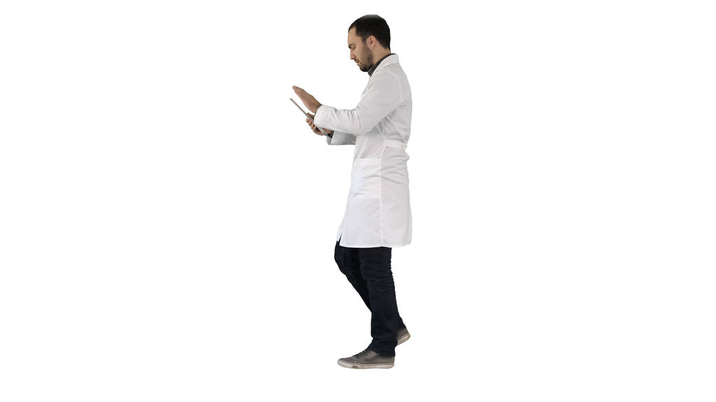 Доктор використовує вкладку під час ходьби на білому тлі
. - Фото, зображення