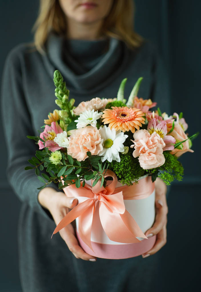 bel bouquet nelle mani della donna
  - Foto, immagini