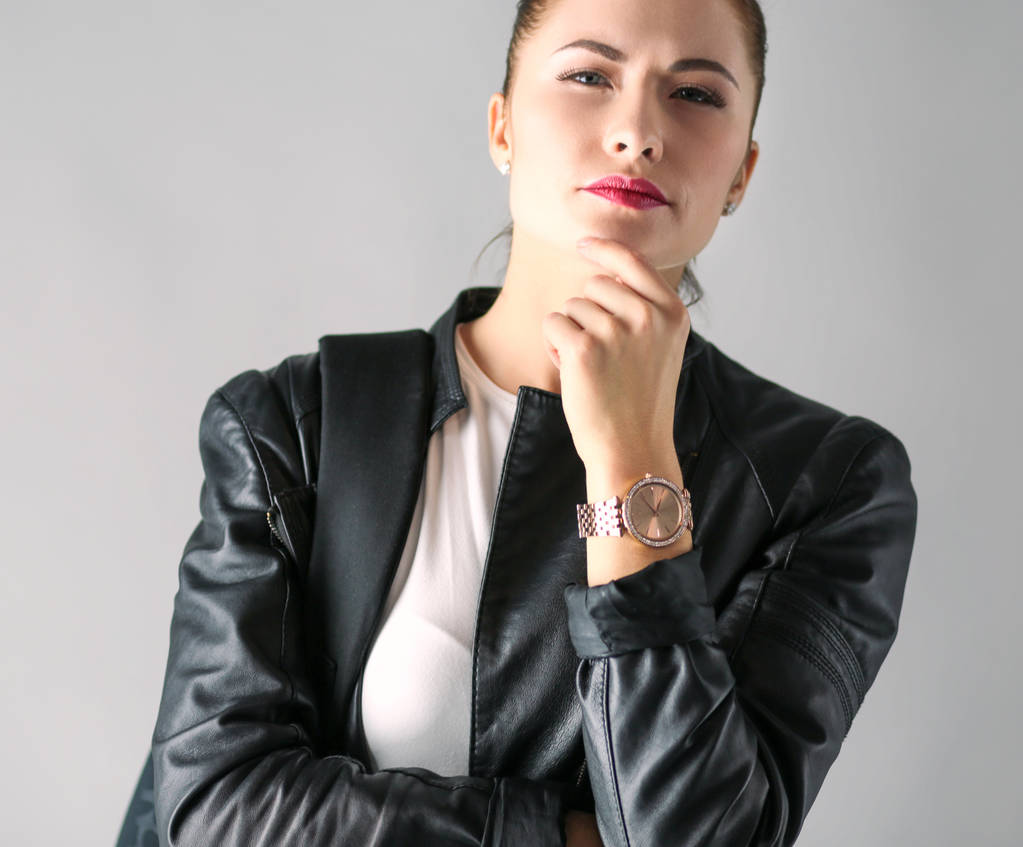 portrét krásná mladá bruneta žena v elegantní černé sako na šedé. - Fotografie, Obrázek