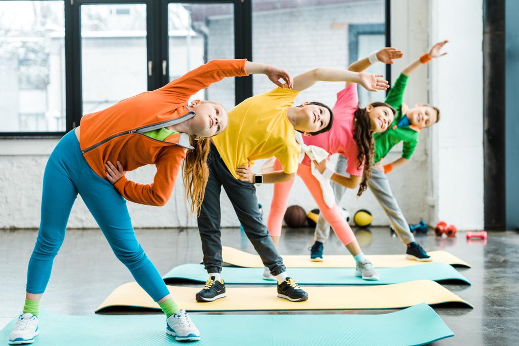Enfants préadolescents faisant de l'exercice sportif dans la salle de gym
 - Photo, image