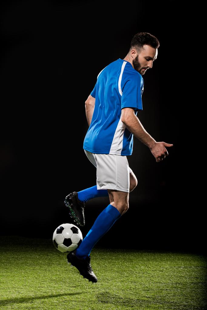бородатий спортсмен у формі грає з м'ячем ізольовано на чорному
 - Фото, зображення