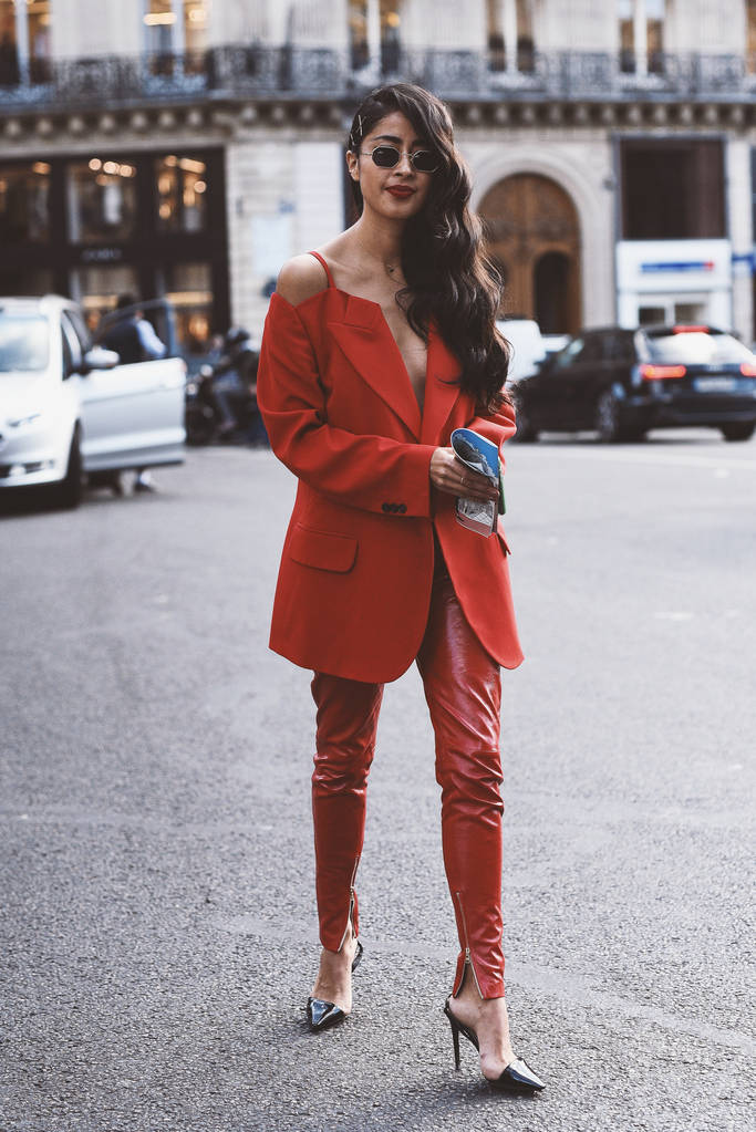 1 października 2018: Paryż, Francja - strój styl ulicy podczas paryskiego tygodnia mody - Pfwss19 - Zdjęcie, obraz
