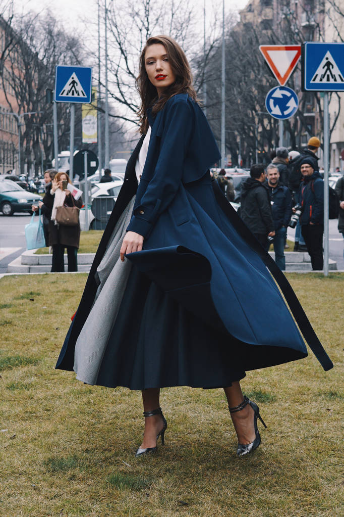 Mediolan, Włochy - 24 lutego 2018: Wygląd moda Stylowa odzież i akcesoria mody podczas Milan Fashion Week. - Zdjęcie, obraz