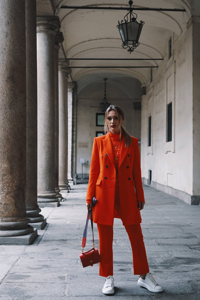 Милан, Италия - 22 февраля 2018 года: Влиятель моды позирует после шоу во время Недели моды в Милане
. - Фото, изображение