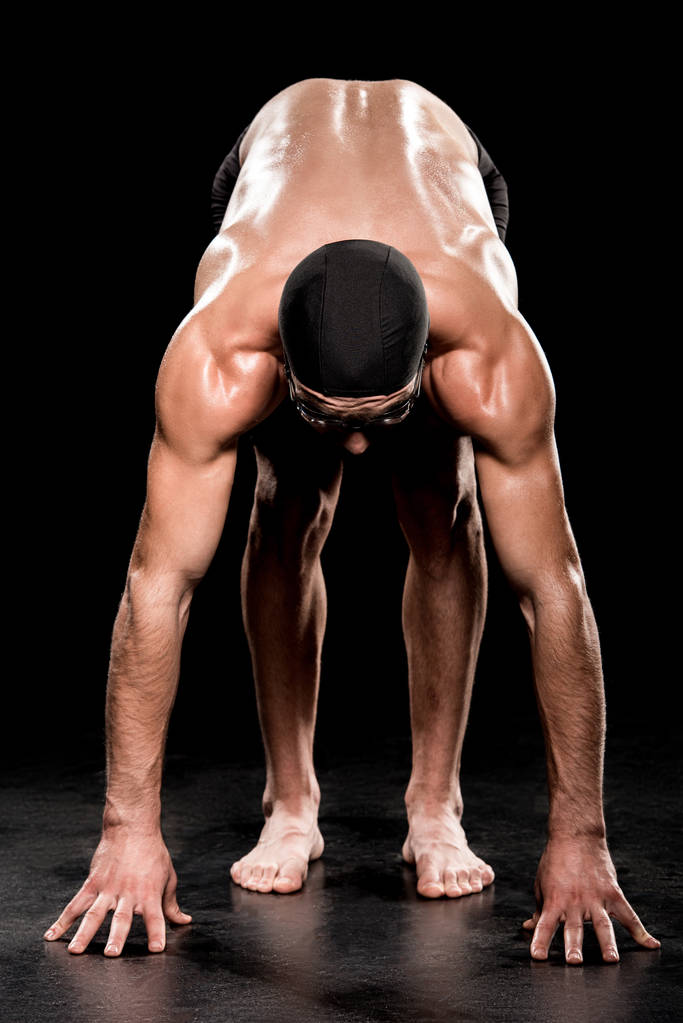 sportowca, stojąc w pozycji początkowej na czarnym tle  - Zdjęcie, obraz