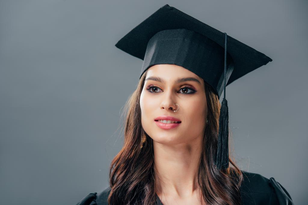 卒業の帽子、グレーに分離されたエレガントな女性のインド学生 - 写真・画像