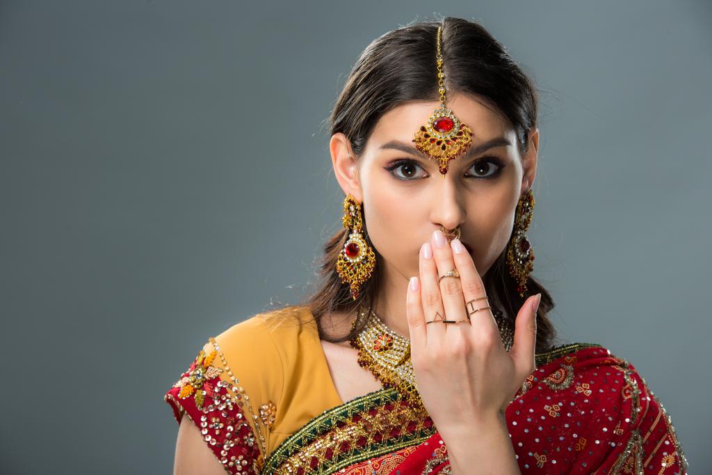 surprise femme indienne fermant la bouche, isolé sur gris
  - Photo, image