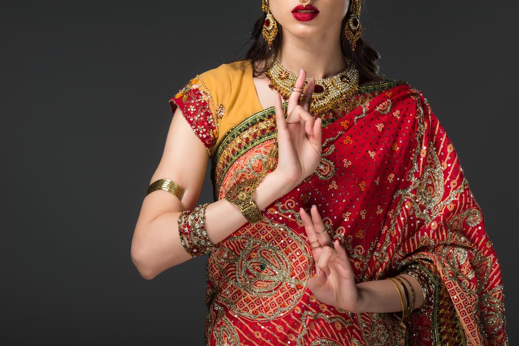περικοπεί άποψη του indian γυναίκα με παραδοσιακή ενδυμασία Εμφάνιση παραθύρου Σοφία Mudra, απομονώνονται σε γκρι  - Φωτογραφία, εικόνα