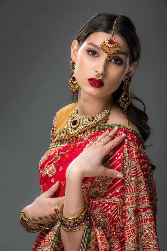 Jadeo capitán Ninguna Foto e imagen de stock sin royalties de Atractiva Mujer India Posando En  Ropa Tradicional