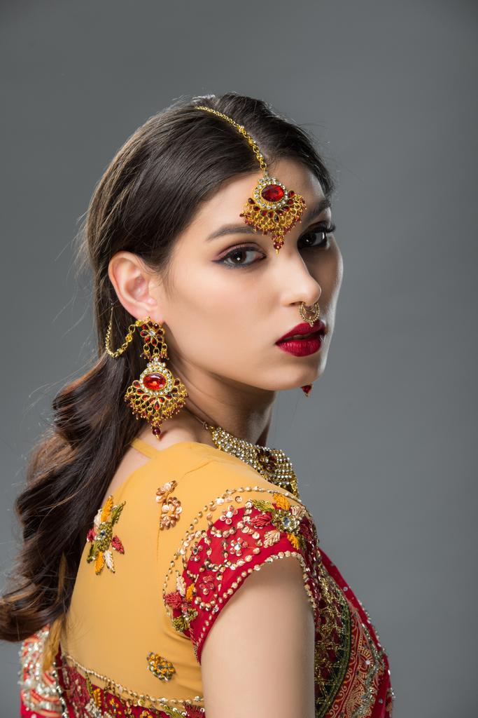 伝統的なサリーやアクセサリー、グレーに分離でポーズ美しいインドの女性  - 写真・画像