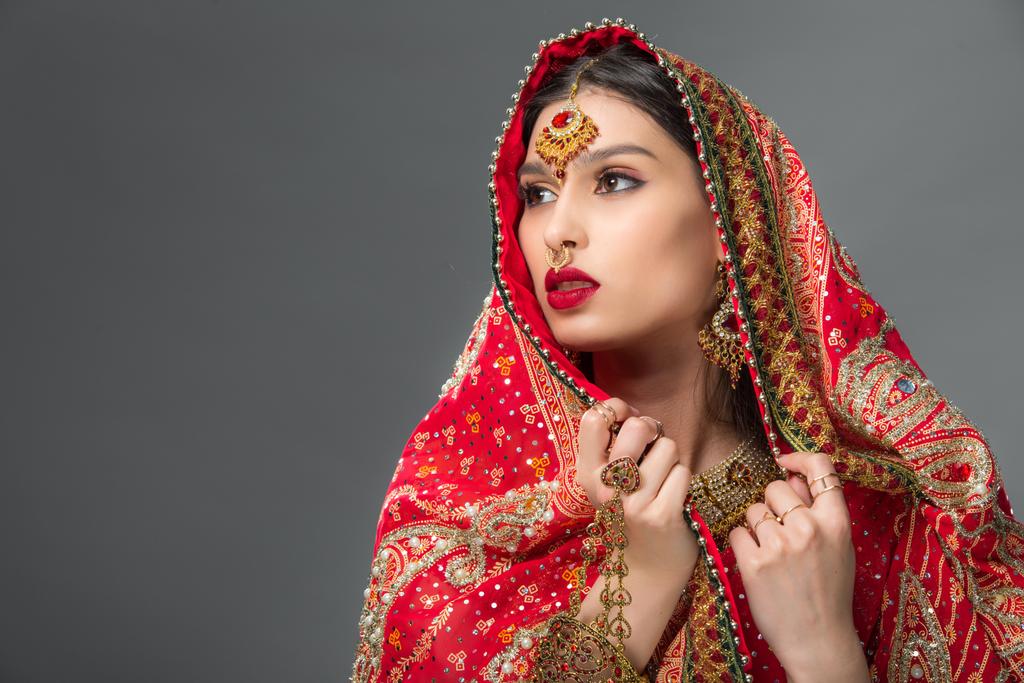 Ver internet sobrina ético Foto e imagen de stock sin royalties de Atractiva Mujer Posando En Ropa  Tradicional India,