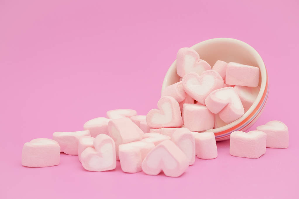 Pink kuulla vaahtokarkki, Sweets sydämet vaahtokarkki vaaleanpunainen tausta. Ystävänpäivä lahja
 - Valokuva, kuva