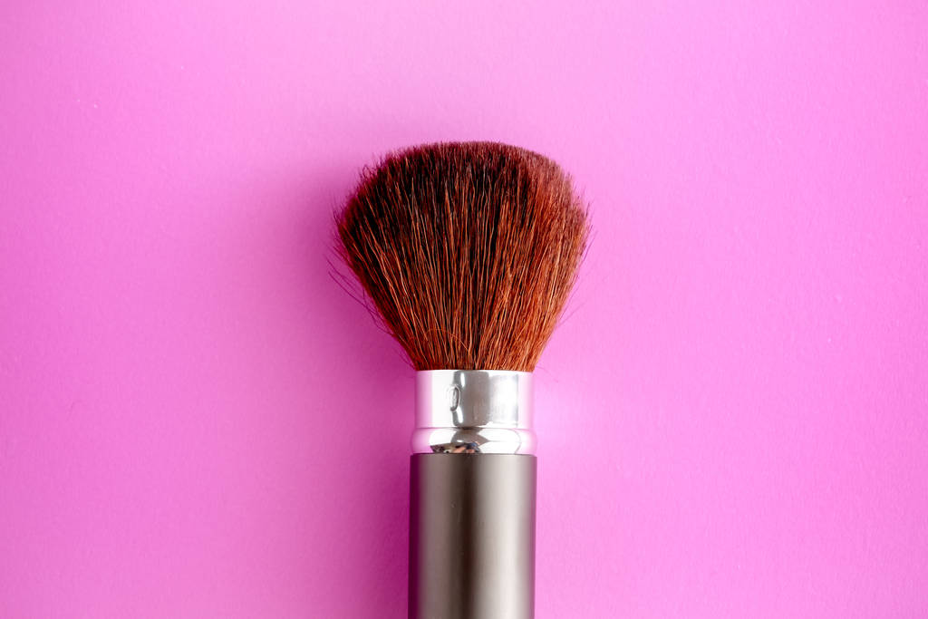 Cepillo de maquillaje sobre fondo de textura de papel pastel rosa. Color pastel, Mínimo y San Valentín concepto. Copiar espacio
 - Foto, imagen
