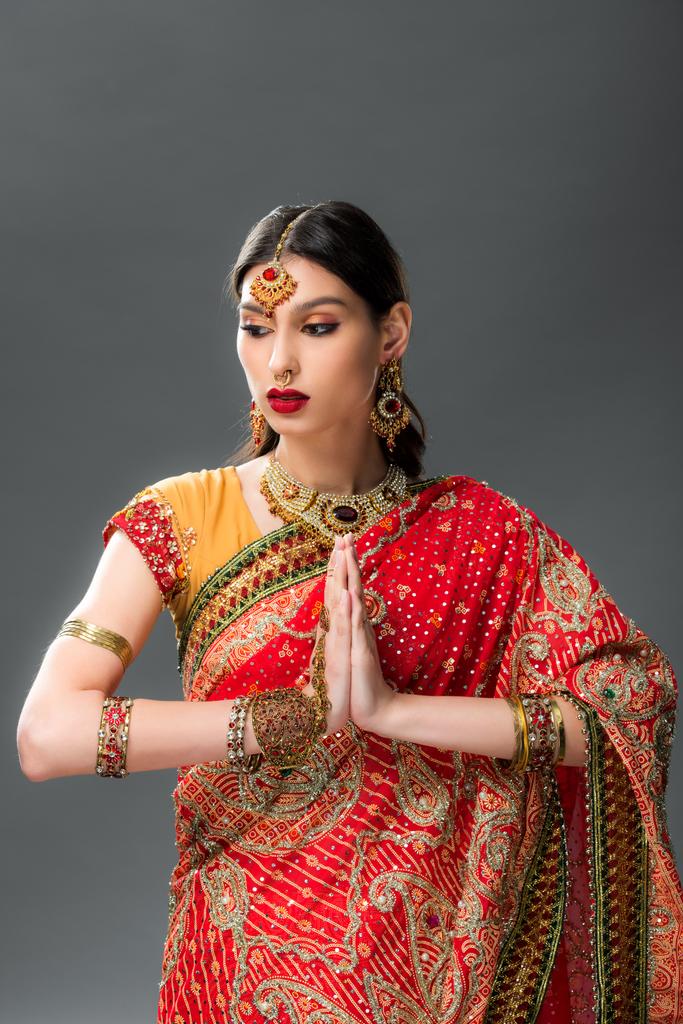 Foto e imagen de stock sin royalties de Hermosa Mujer India En Tradicional Con