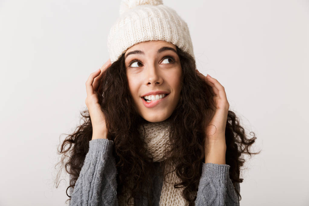 Šťastná mladá žena nosí zimní oblečení stojí izolované na bílém pozadí - Fotografie, Obrázek