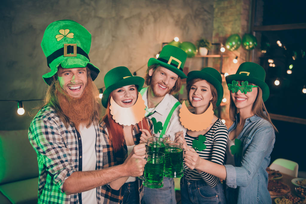 クローズ アップ写真会社手腕上げるアイルランド飲料摩耗眼鏡ラッキー仕様レプラコーン帽子格子縞格子縞のジーンズ シャツつけひげ口ひげ笑い笑い祭り文化伝統 - 写真・画像