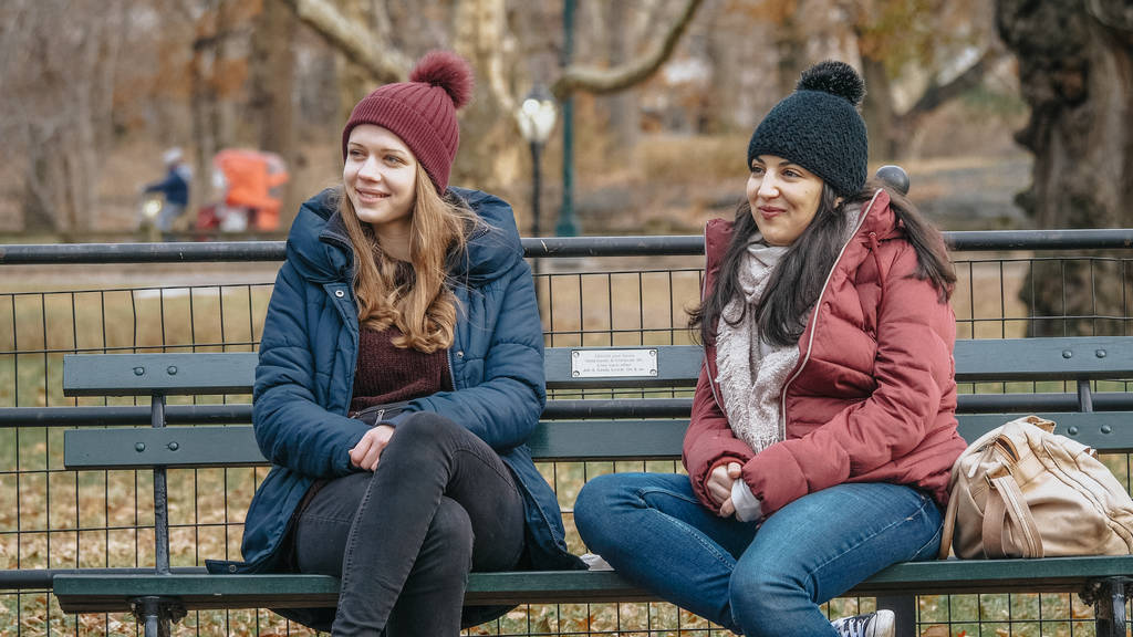 若い女性を自分のリラックスできる時間ニューヨークのセントラル ・ パークでお楽しみください。 - 写真・画像