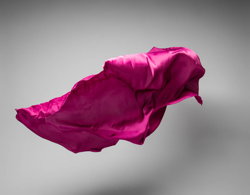 abstrakcyjny kawałek fioletowej tkaniny latający, obiekt sztuki, element projektu - Zdjęcie, obraz