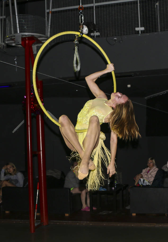 YOSHKAR-OLA, RÚSSIA, DEZEMBRO 08, 2018: Dance and acrobatic show - love is 2018, from CrazyPole dance and aerial acrobatics Studio
 - Foto, Imagem