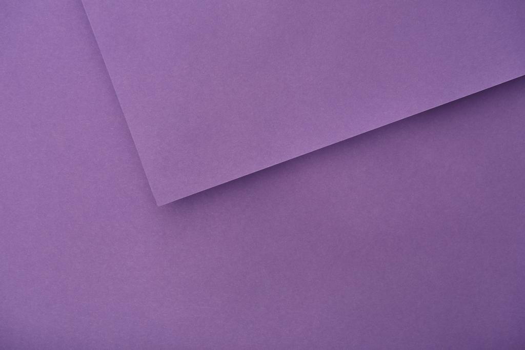 bovenaanzicht van violet vellen met kopie ruimte - Foto, afbeelding