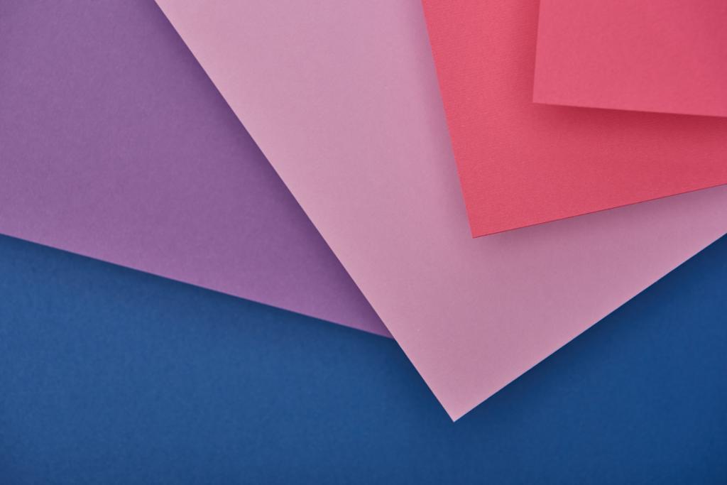 vista superior de hojas de papel lila, violeta, azul y rosa con espacio para copiar
 - Foto, imagen