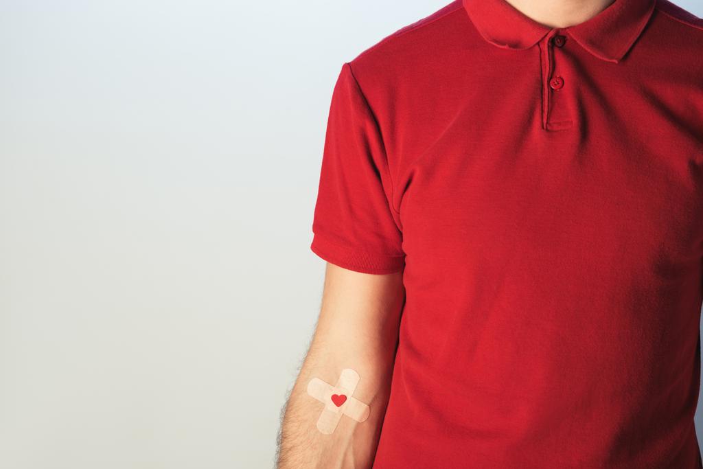 Przycięte widzenia pacjenta, w kolorze czerwonym t-shirt z tynków  - Zdjęcie, obraz