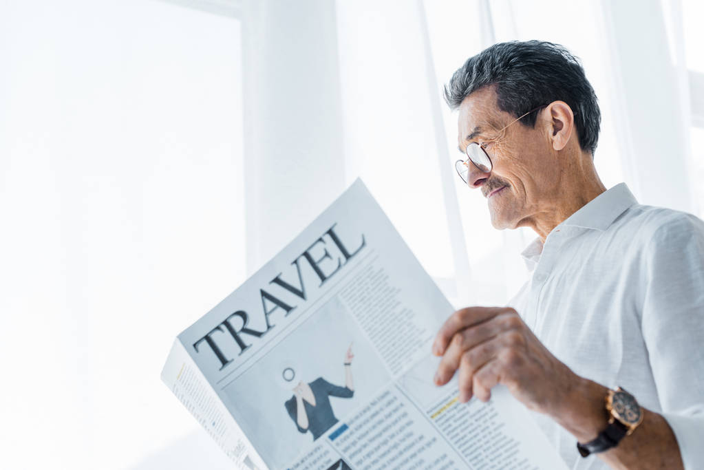 ευτυχής ανώτερος άνθρωπος διαβάζοντας εφημερίδα ταξίδια στο σπίτι - Φωτογραφία, εικόνα