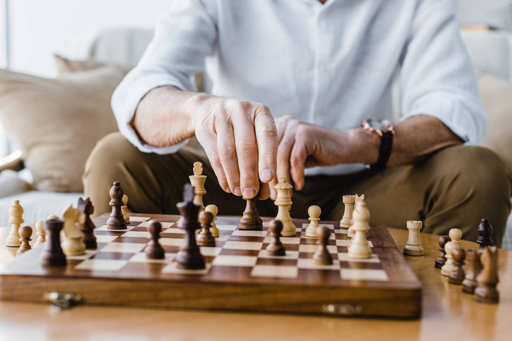 vista recortada del hombre retirado con jugar al ajedrez en casa
 - Foto, Imagen