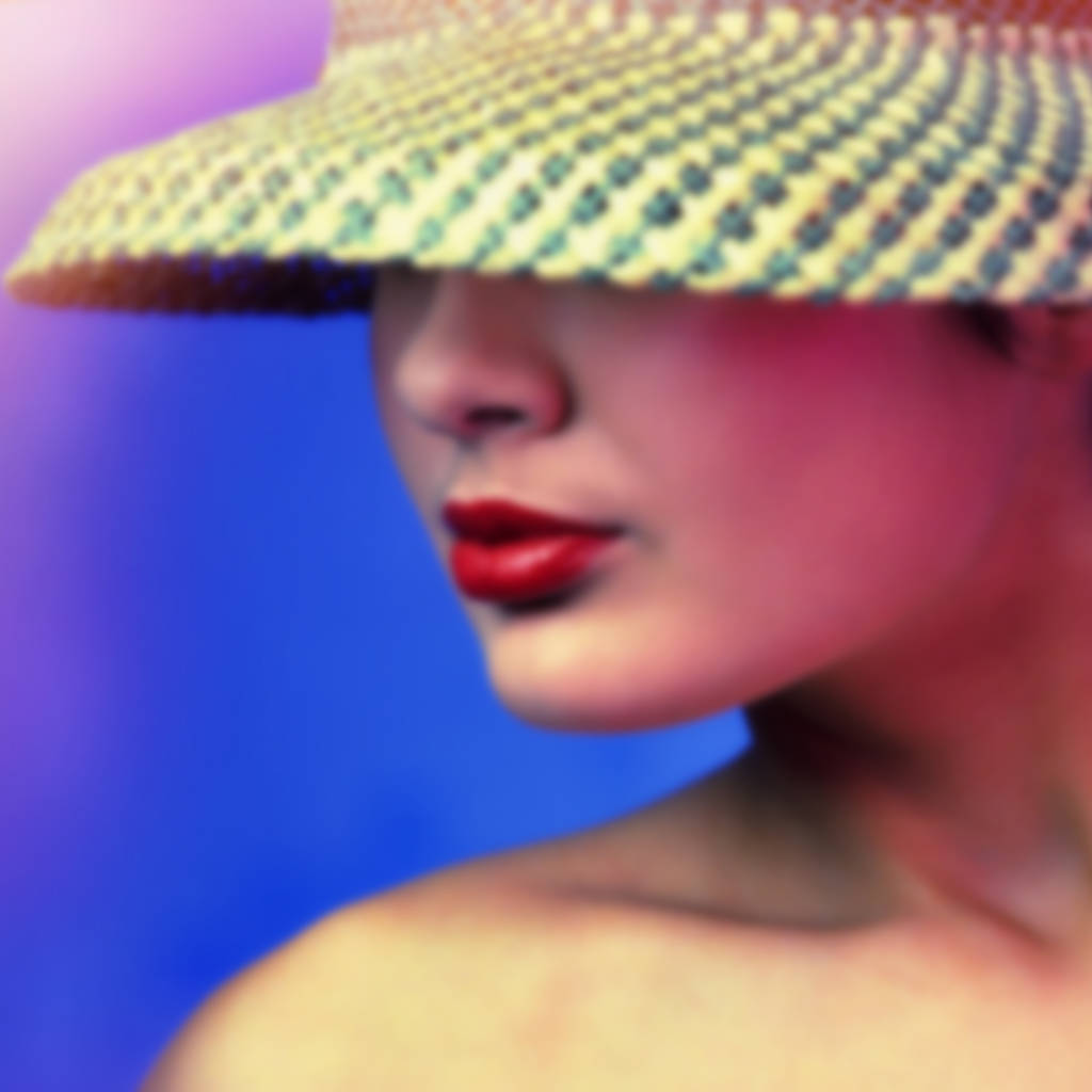 arka plan bulanık, kadın portre dudaklar ve mavi bir arka plan üzerinde bir şapka - Fotoğraf, Görsel