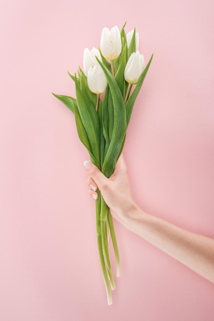 ピンクに分離された白のチューリップと春の花束を持った女性のトリミング ビュー - 写真・画像