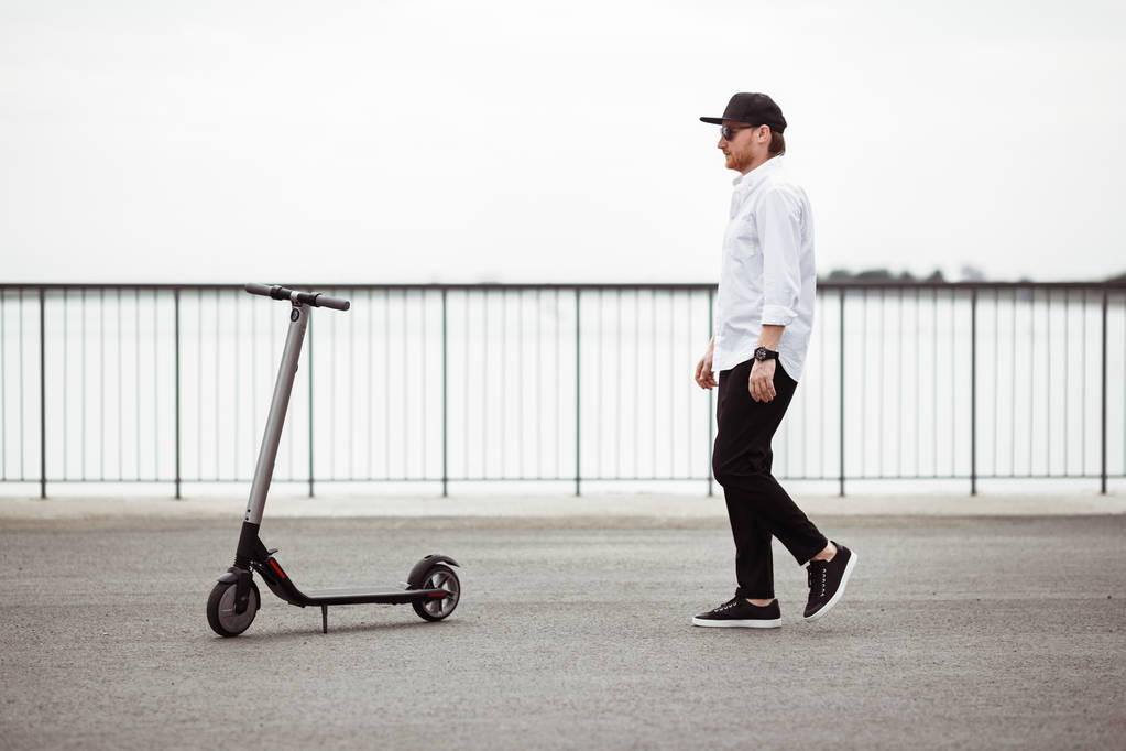 Photo de l'homme moderne avec scooter électrique dans la rue
 - Photo, image