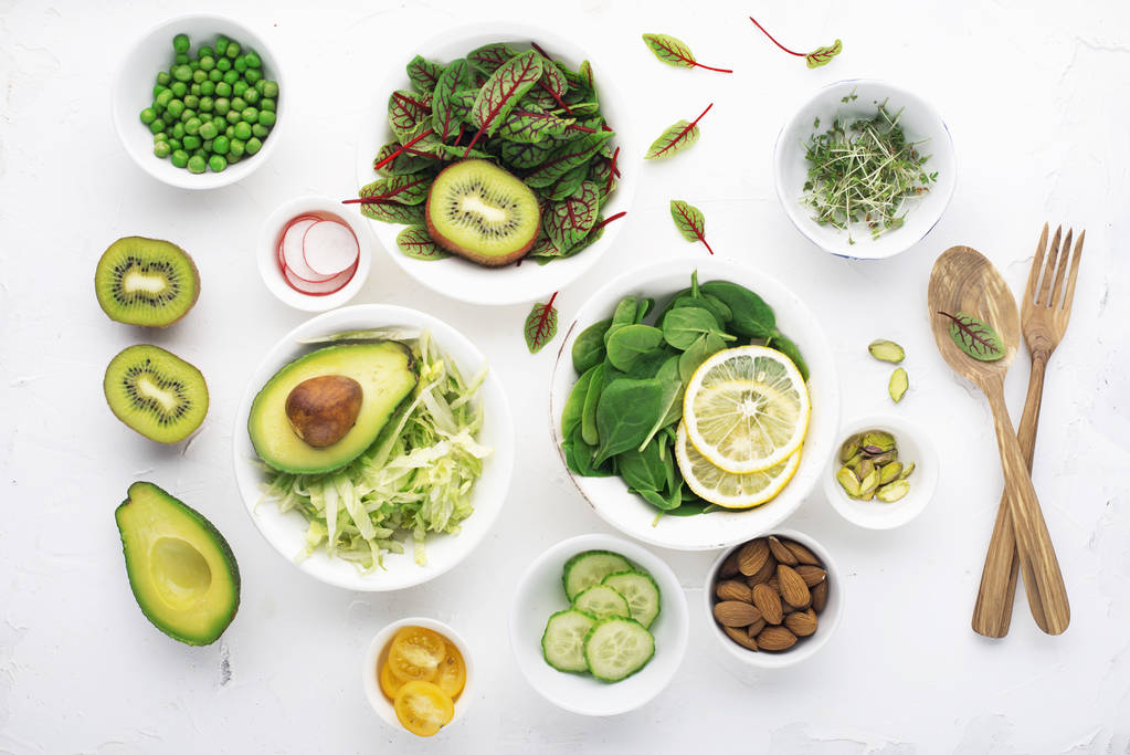 Зеленые ингредиенты для весенней детоксикации салатов: шпинат, соррель с красными венами, огурцы, редис, салат айсберг, зеленый горох, авокадо, лимон, микрозеленый, желтый помидор на белом фоне с
 - Фото, изображение