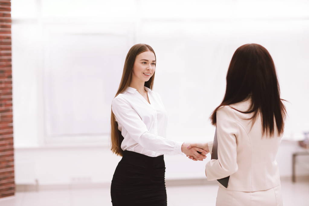 exitosa mujer de negocios estrechando la mano con el empleado
 - Foto, imagen