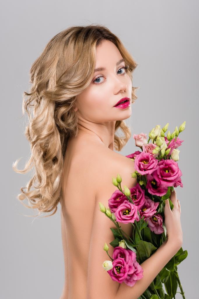 kevät alasti kaunis blondi nainen poseeraa Eustoma kukkia kukkakimppu eristetty harmaa
 - Valokuva, kuva