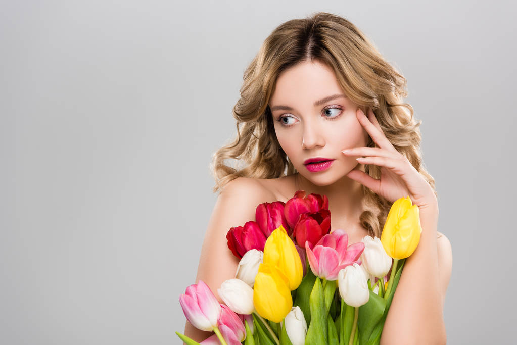 jovem nua mulher primavera posando com tulipas isoladas em cinza
  - Foto, Imagem