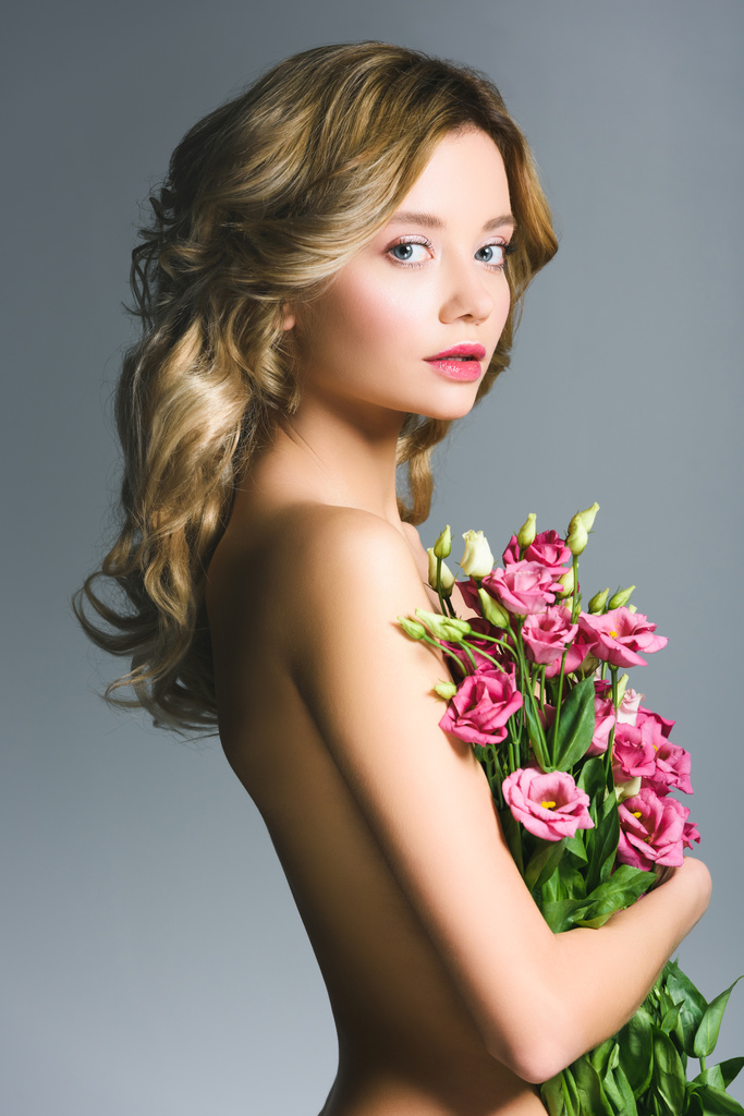 bela menina nua segurando buquê de flores eustoma isolado em cinza
 - Foto, Imagem